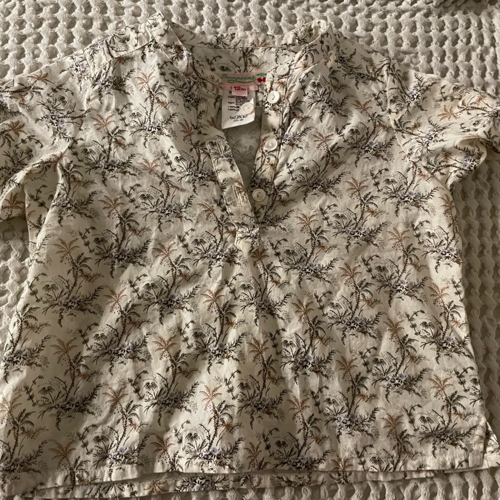 Bonpoint boys Hawaiian inspired 100 percent cotton rolled sleeve shirt.